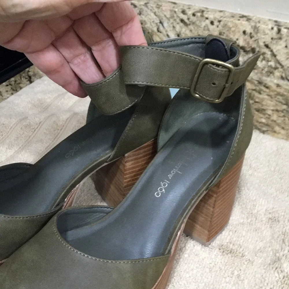 House of Harlow 1960 Olive Green Platform Ankle-Strap Heels Boho Chic Luxury 7.5